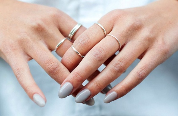 Что означали кольца на пальцах правой руки девушки в древности